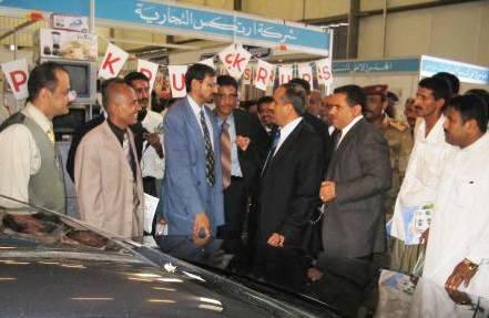 محافظ محافظة عدن في اثناء زيارته لمعرض عدن الدولي
